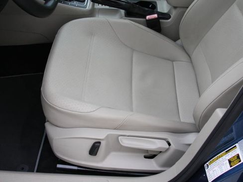 Used 2015 Volkswagen Golf S image 25