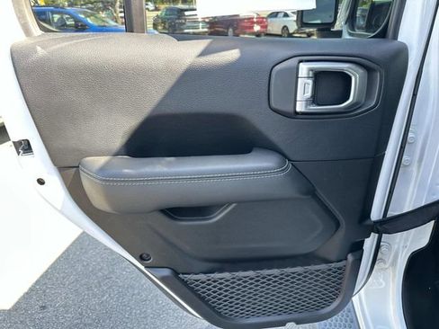 Used 2018 Jeep Wrangler Unlimited Sahara AWD/4WD image 17