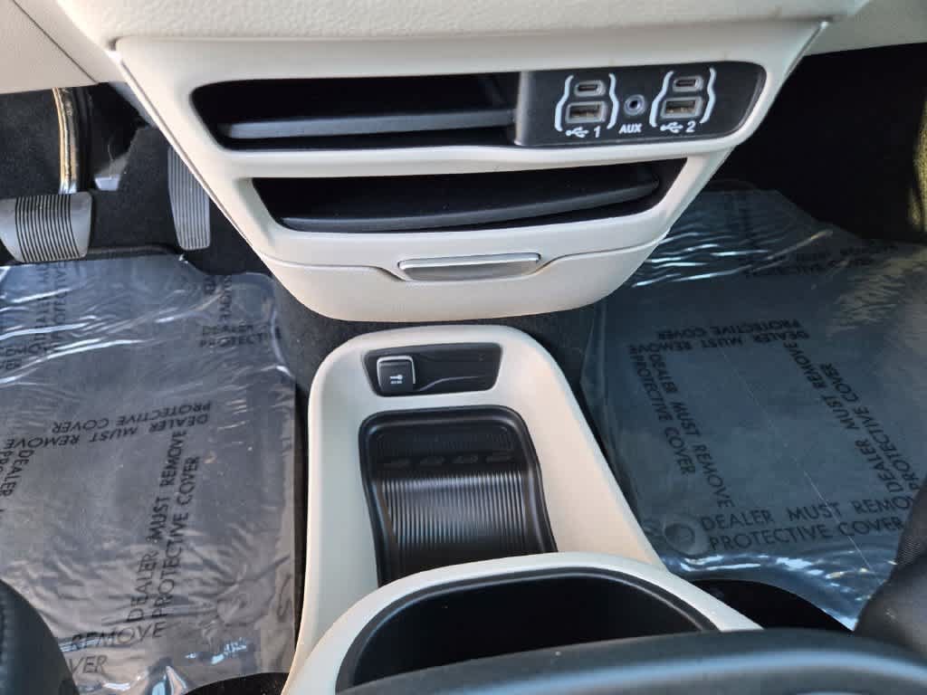 Used 2024 Chrysler Pacifica Limited FWD image 12