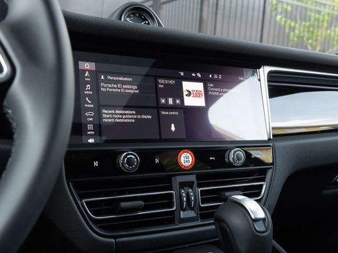 Used 2026 Porsche Macan AWD/4WD image 24