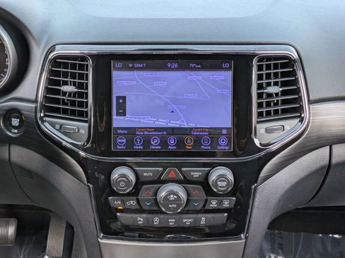 Used 2019 Jeep Grand Cherokee Laredo w/ 18" Wheel & 8.4" Radio Group AWD/4WD image 18