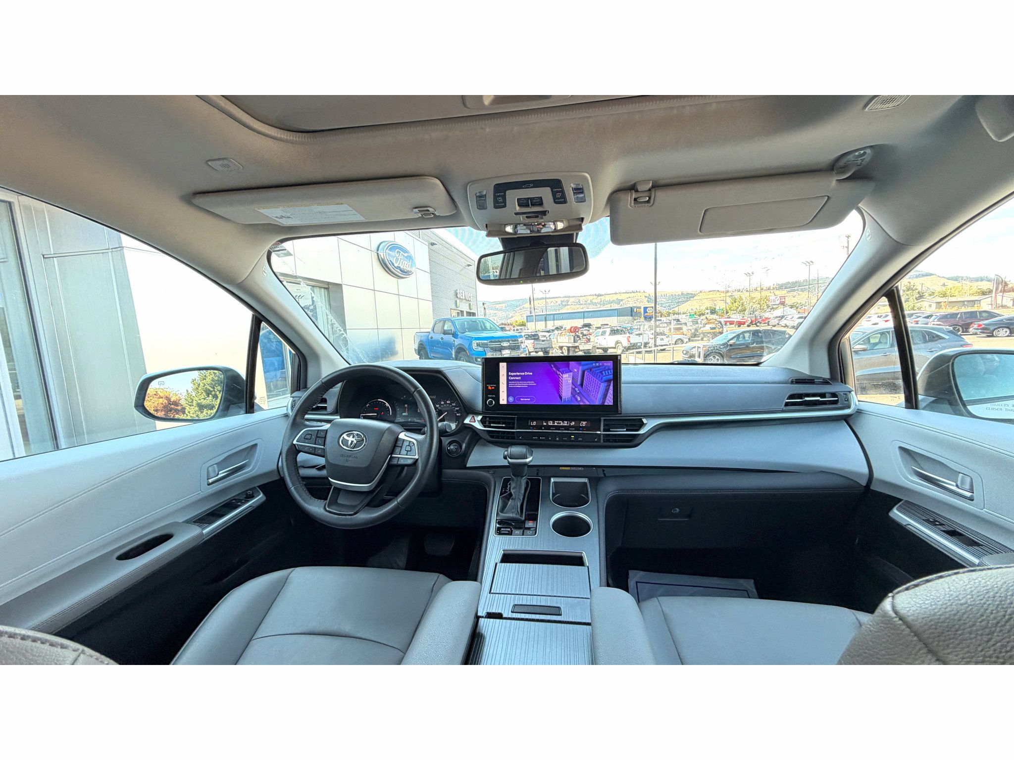 Used 2025 Toyota Sienna XLE FWD image 16
