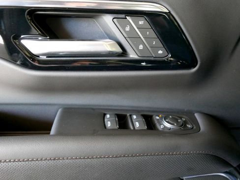 Used 2025 Chevrolet Suburban High Country image 19