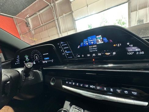 Used 2021 Cadillac Escalade ESV Sport AWD/4WD image 23