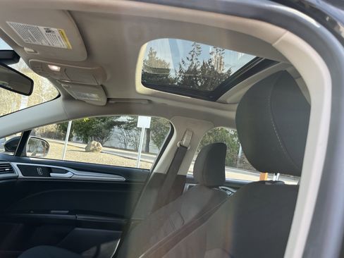 Used 2020 Ford Fusion SE image 18