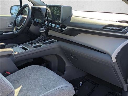 Used 2024 Toyota Sienna XLE FWD image 19
