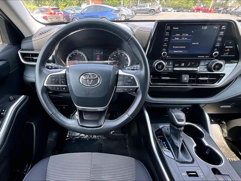 Used 2022 Toyota Highlander LE AWD/4WD image 5