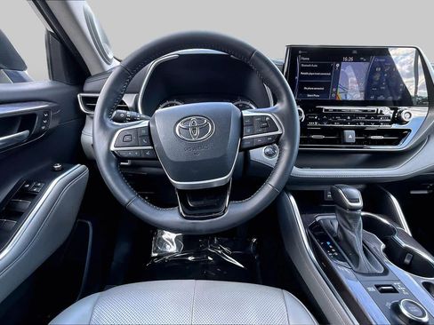 Used 2022 Toyota Highlander Limited AWD/4WD image 6
