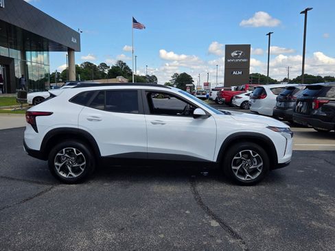 Used 2025 Chevrolet Trax LT w/ LT Convenience Package FWD image 15