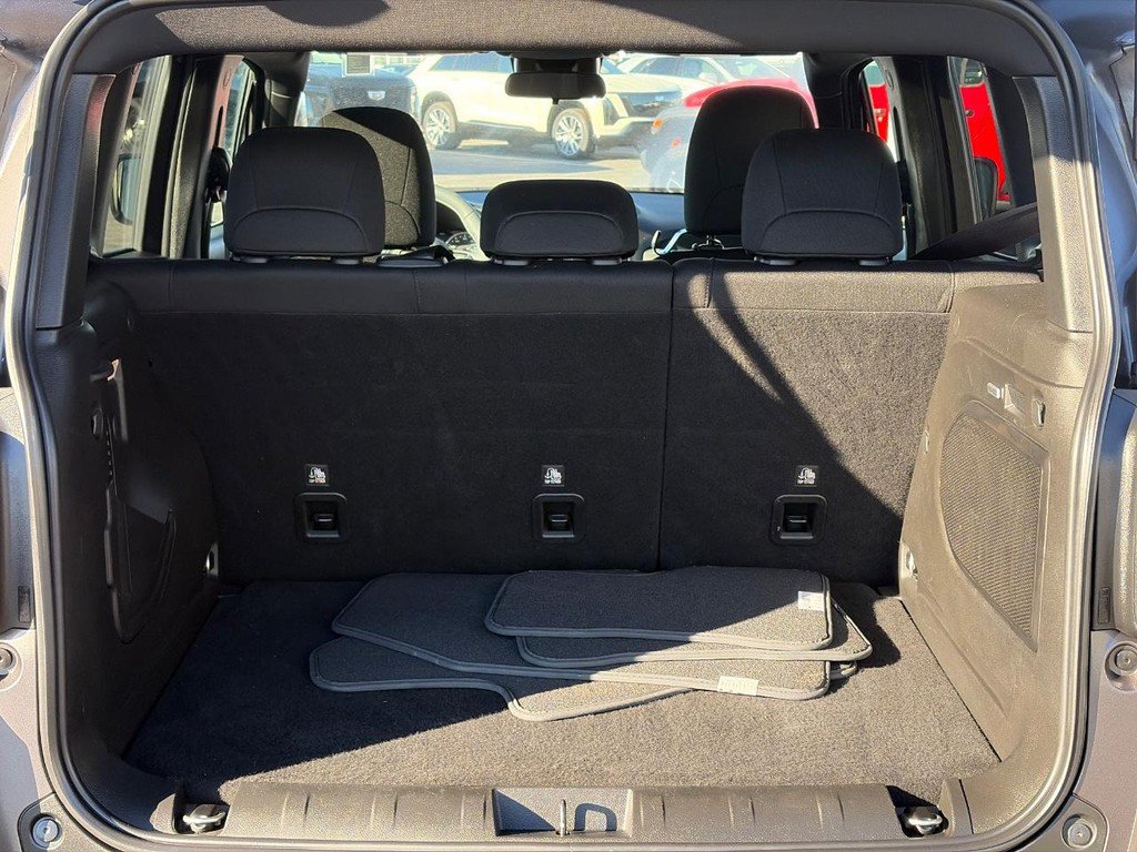 Used 2021 Jeep Renegade Latitude w/ Sun & Sound Group FWD image 7