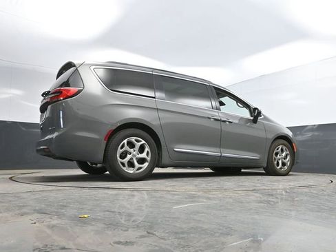 Used 2023 Chrysler Pacifica Limited FWD image 39
