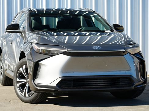 Used 2023 Toyota bZ4X XLE w/ Weather Package image 2