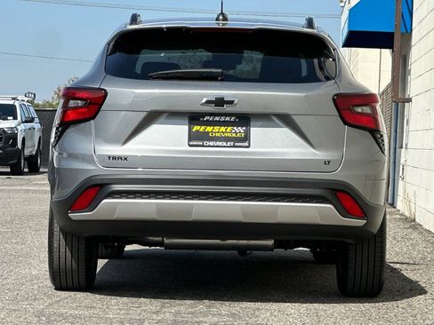 Used 2026 Chevrolet Trax LT w/ LT Convenience Package FWD image 5