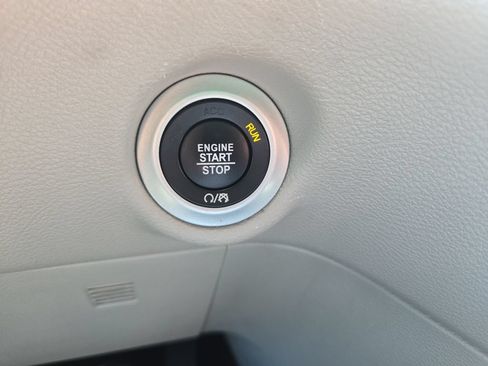 Used 2024 Chrysler Pacifica Touring-L FWD image 32