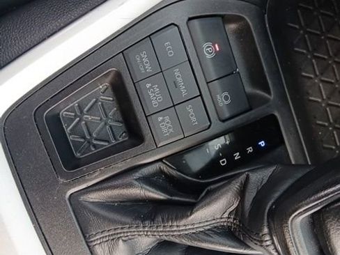 Used 2022 Toyota RAV4 LE image 19