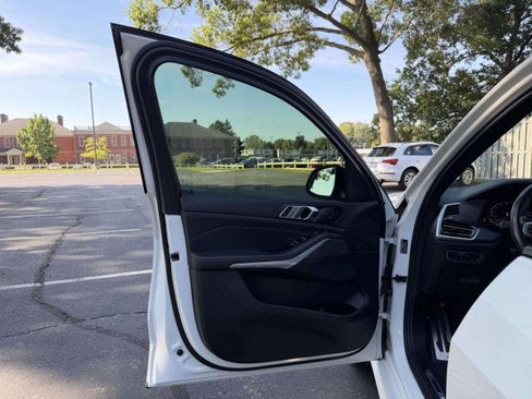 Used 2022 BMW X5 xDrive40i w/ M Sport Package AWD/4WD image 19