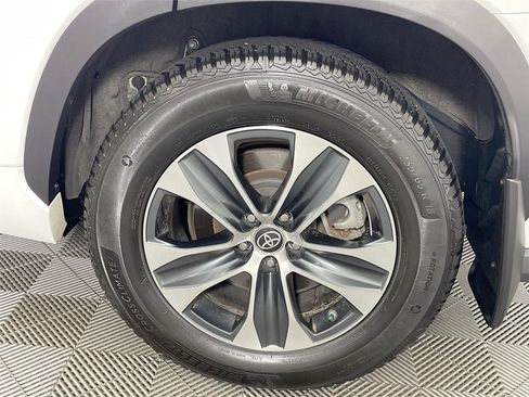 Used 2022 Toyota Highlander XLE AWD/4WD image 35