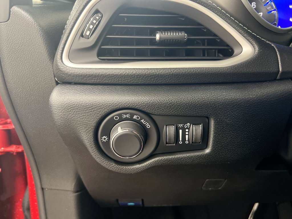New 2027 Chrysler Pacifica Select AWD/4WD image 18