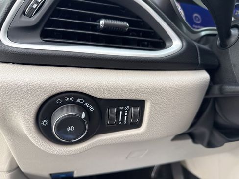 Used 2024 Chrysler Pacifica Touring-L image 17