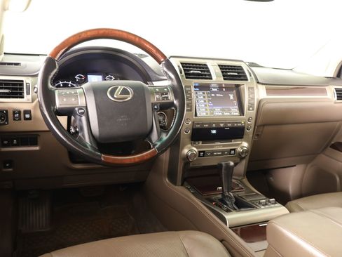 Used 2018 Lexus GX 460 Premium w/ Premium Package image 2