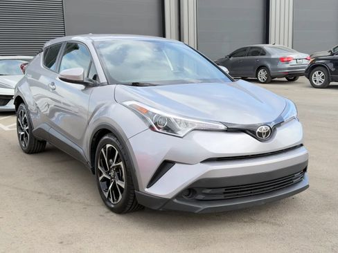 Used 2019 Toyota C-HR XLE FWD image 2