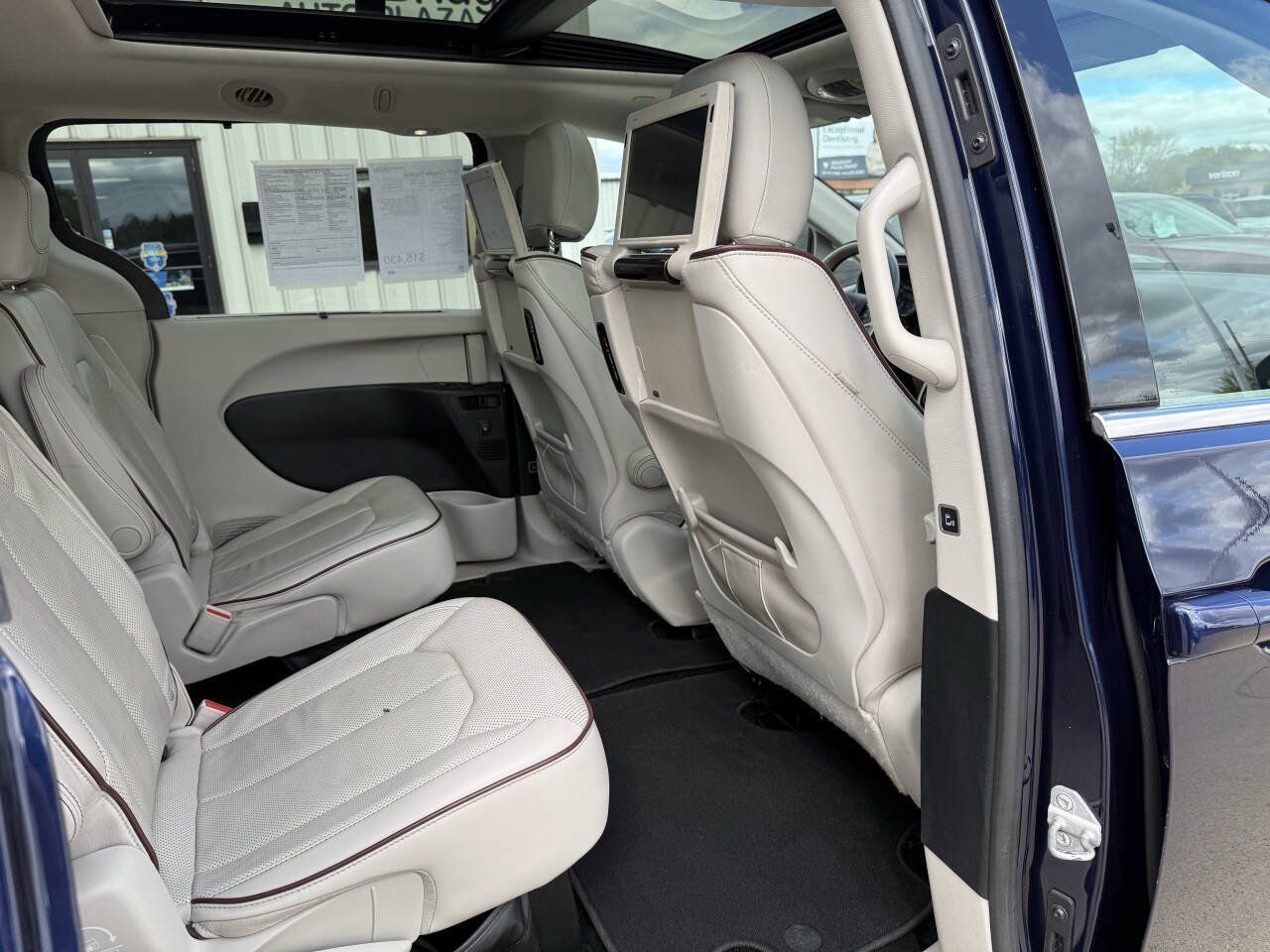 Used 2017 Chrysler Pacifica Limited w/ UConnect Theater Package FWD image 13