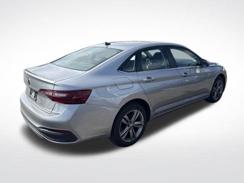 Used 2024 Volkswagen Jetta SE FWD image 5