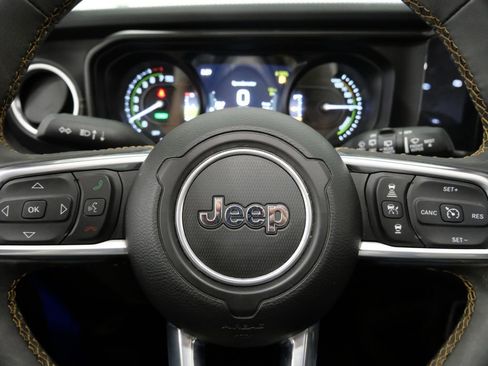 Used 2024 Jeep Wrangler Unlimited Sahara w/ Technology Group AWD/4WD image 16