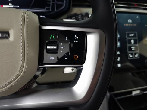 Certified 2025 Land Rover Range Rover SE AWD/4WD image 19