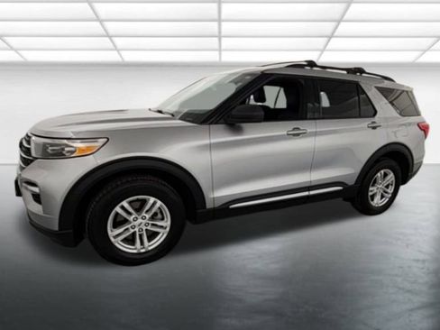 Used 2020 Ford Explorer XLT w/ Equipment Group 202A image 3