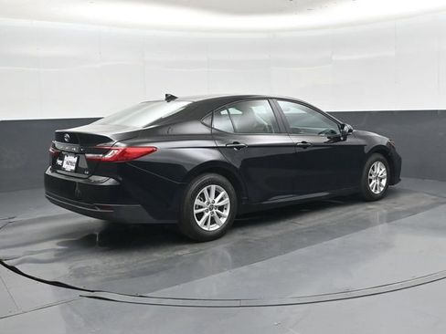 Used 2025 Toyota Camry LE image 3