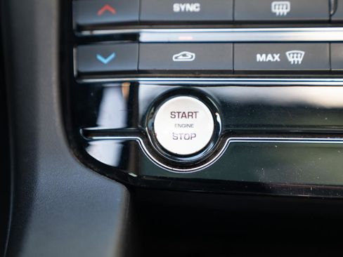 Used 2017 Jaguar F-PACE Premium image 35