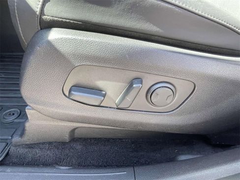 Used 2024 Kia Carnival EX image 16