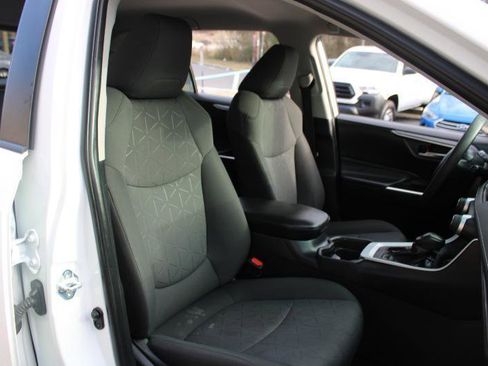 Used 2021 Toyota RAV4 XLE AWD/4WD image 11