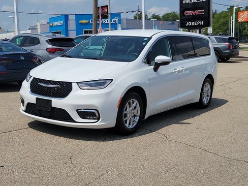 Used 2023 Chrysler Pacifica Touring-L FWD image 2
