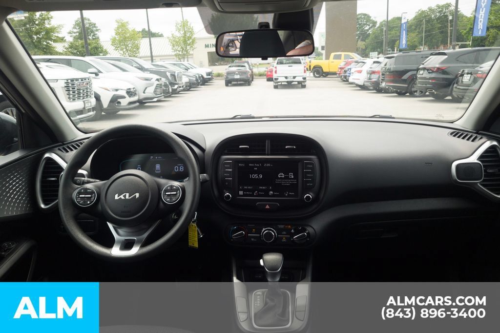Used 2025 Kia Soul LX w/ LX Technology Package FWD image 20
