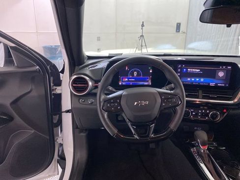 Used 2025 Chevrolet Trax RS FWD image 33