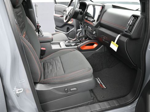 Used 2025 Nissan Frontier PRO-4X image 17