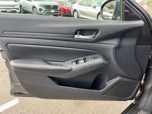 Used 2025 Nissan Altima 2.5 SV image 18