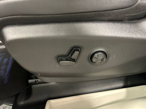 Used 2024 Chrysler Pacifica Touring-L FWD image 17