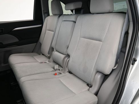 Used 2019 Toyota Highlander LE image 29