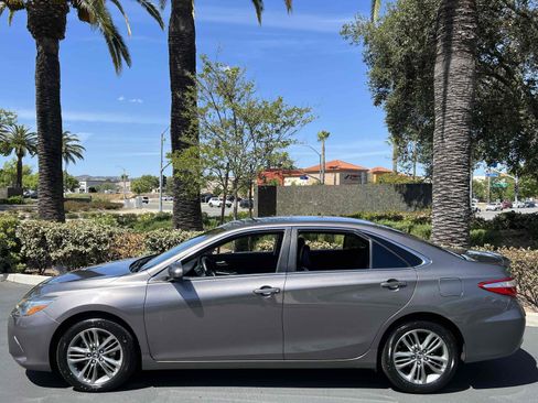 Used 2017 Toyota Camry SE w/ Moonroof Package image 17