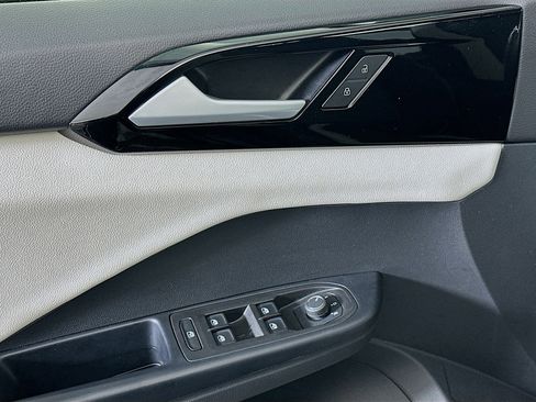 Used 2025 Volkswagen Taos S image 15