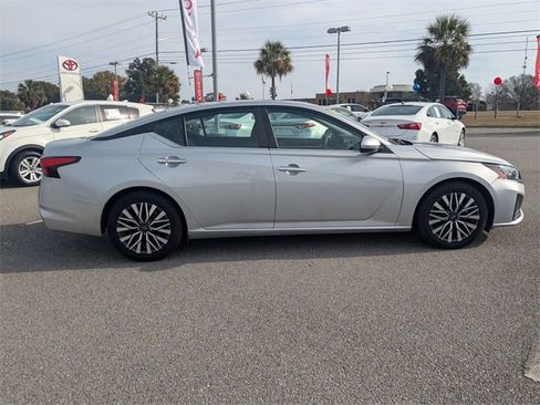 Used 2023 Nissan Altima 2.5 SV image 2