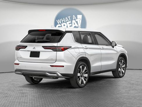 New 2026 Mitsubishi Outlander LE AWD/4WD image 2