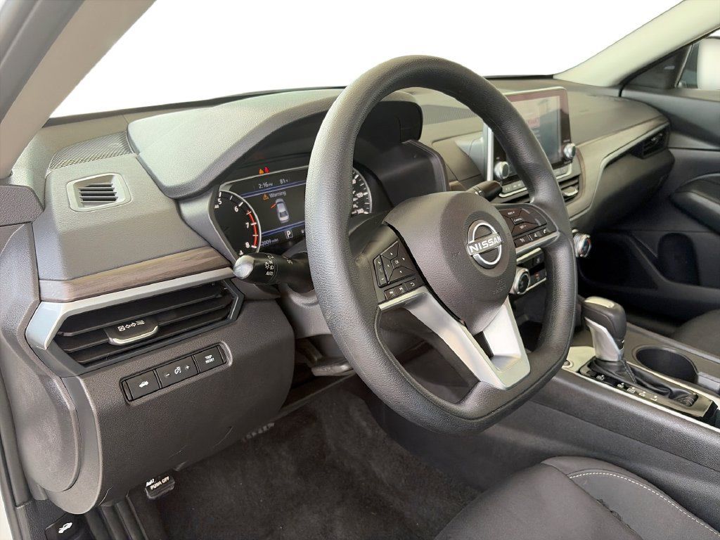 Used 2025 Nissan Altima 2.5 SV FWD image 10