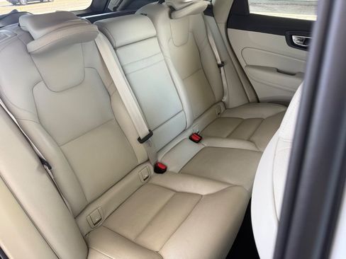 Used 2019 Volvo XC60 T5 Momentum w/ Premium Package FWD image 38