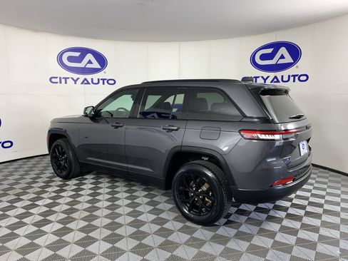 Used 2024 Jeep Grand Cherokee Altitude RWD image 5