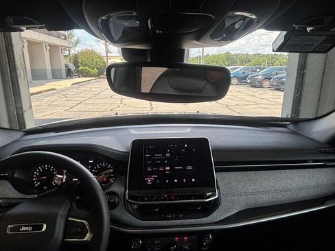Used 2025 Jeep Compass Latitude AWD/4WD image 33