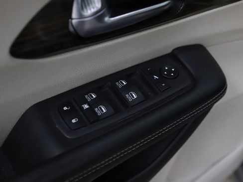 Used 2023 Chrysler Pacifica Limited FWD image 23